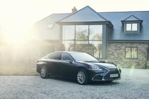 Lexus ES300h with Digital Door Monitors 2020 года  (UK)